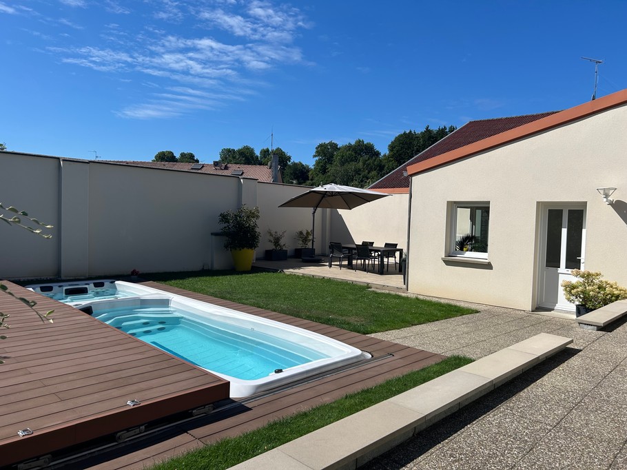 Espace extérieur avec spa et spa de nage - Appartement les Marguerites - Contrexéville, Vosges