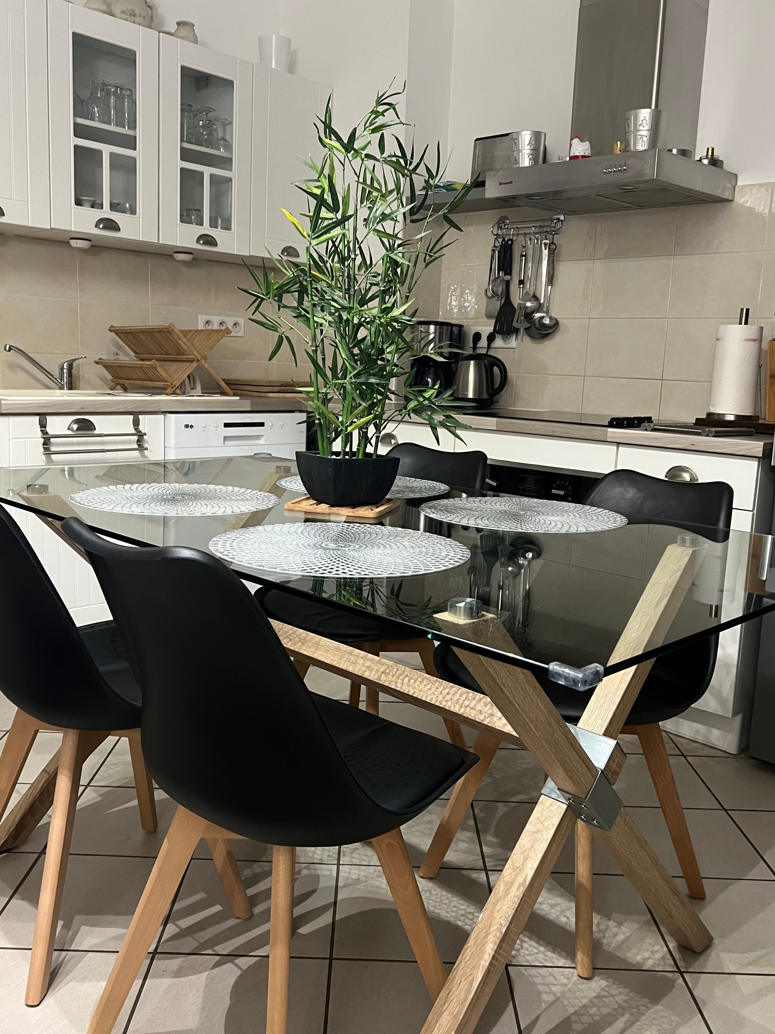 Table à manger et cuisine intégrée 