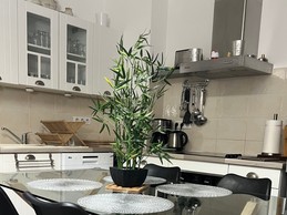 Table à manger et cuisine intégrée