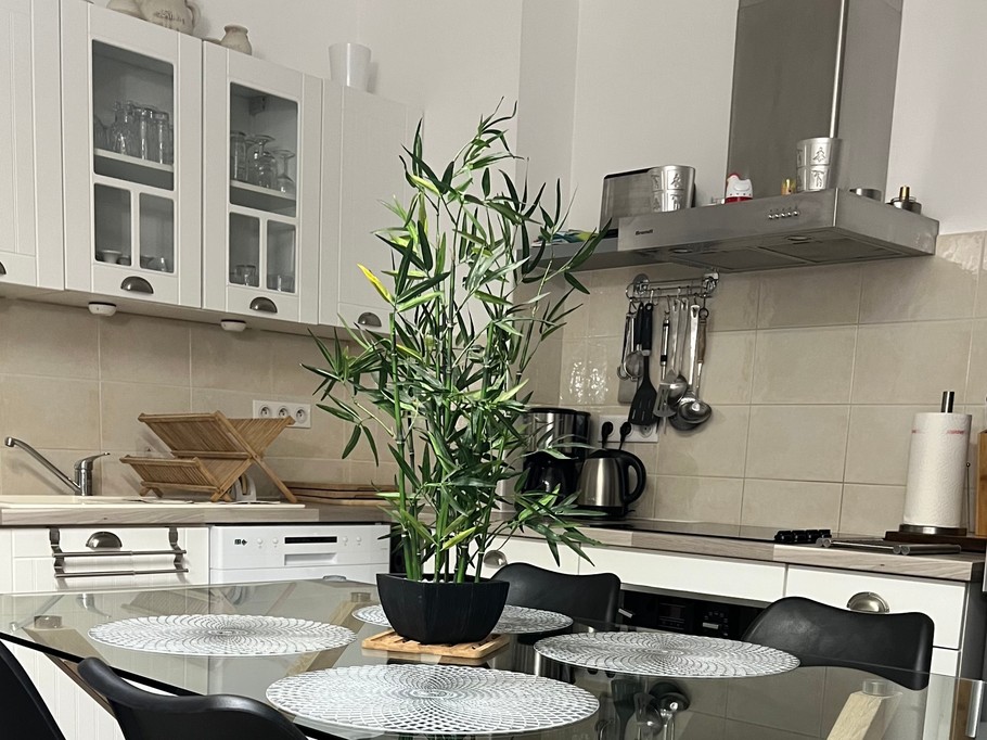 Table à manger et cuisine intégrée