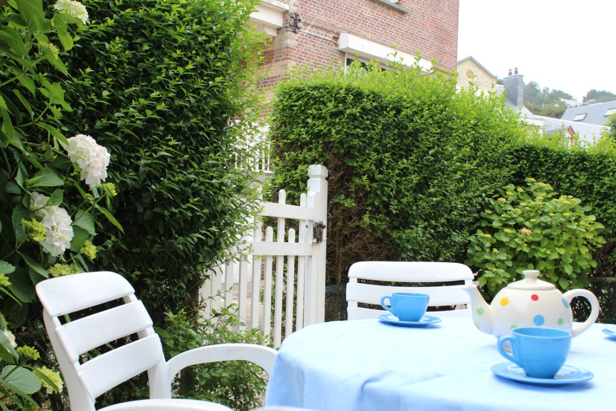 La petite terrasse, idéale pour prendre un café ou un thé de bon matin !