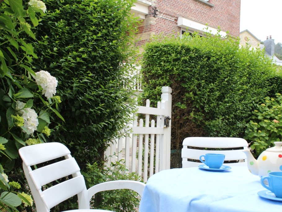 La petite terrasse, idéale pour prendre un café ou un thé de bon matin !