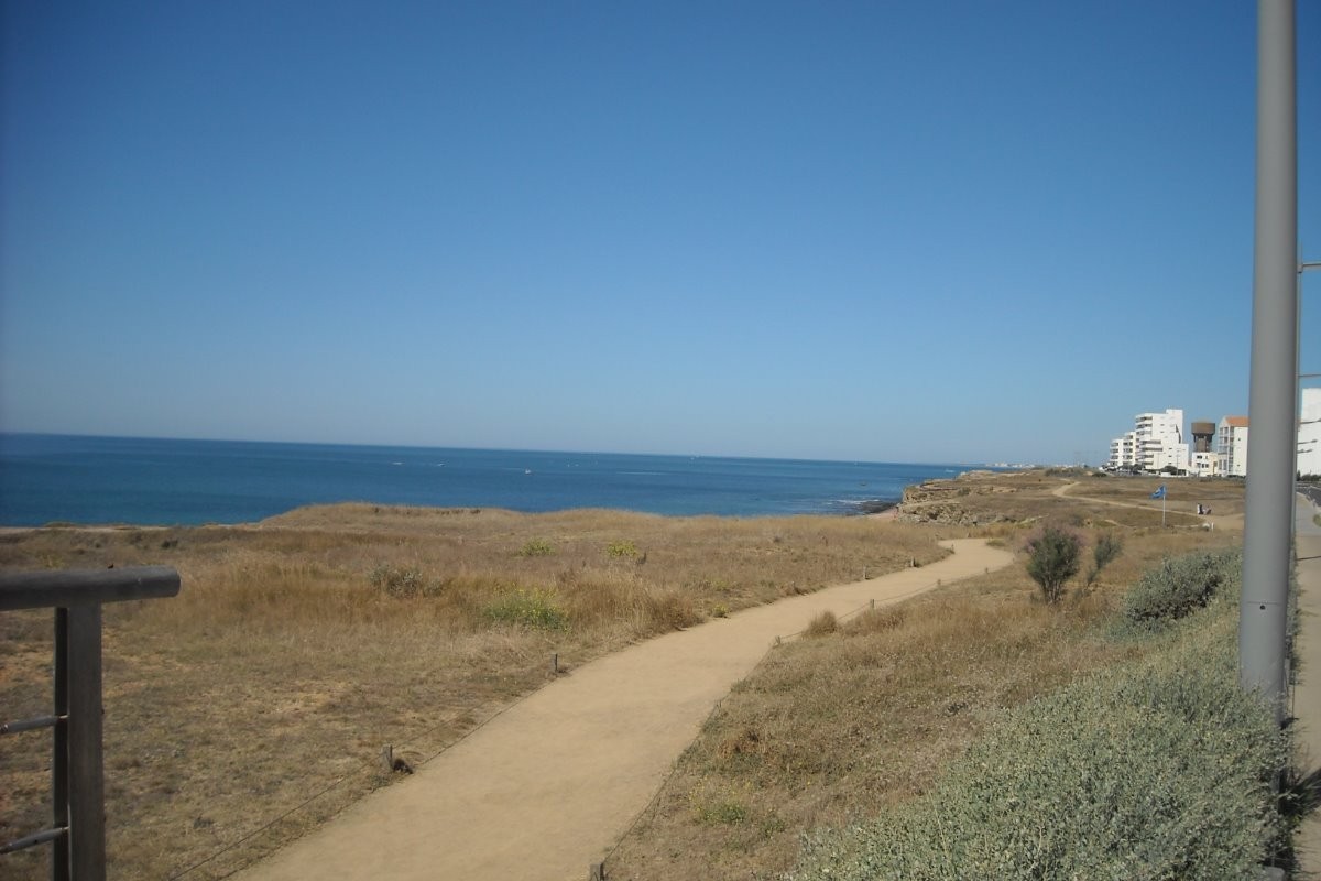 chemin pédestre allant à la plage
