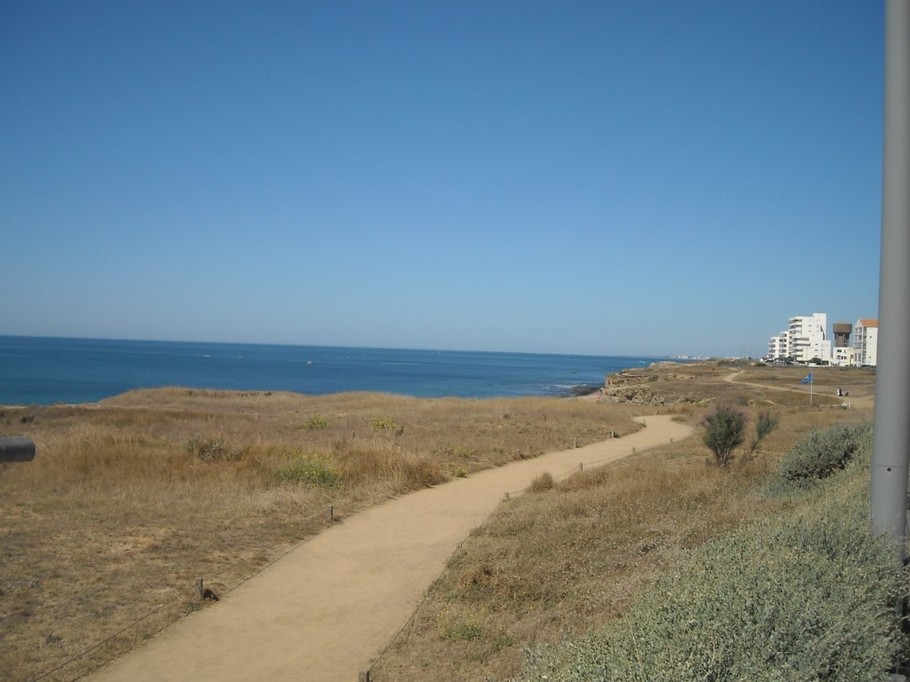 chemin pédestre allant à la plage