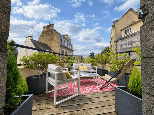 Agréable terrasse ensoleillée en fin d'après-midi