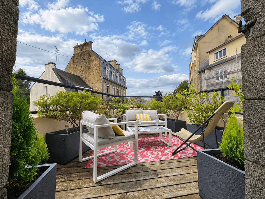 Agréable terrasse ensoleillée en fin d'après-midi