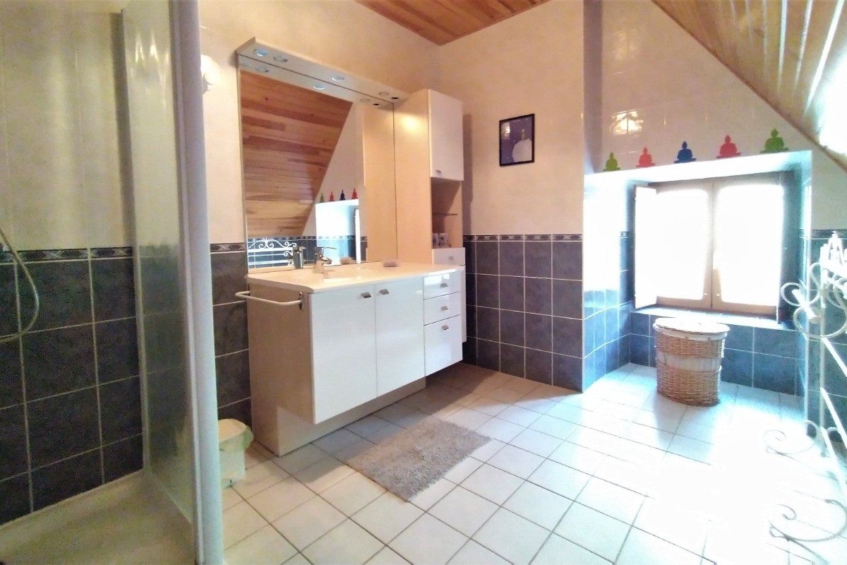 Grande salle de bain avec douche et toilette à l'étage