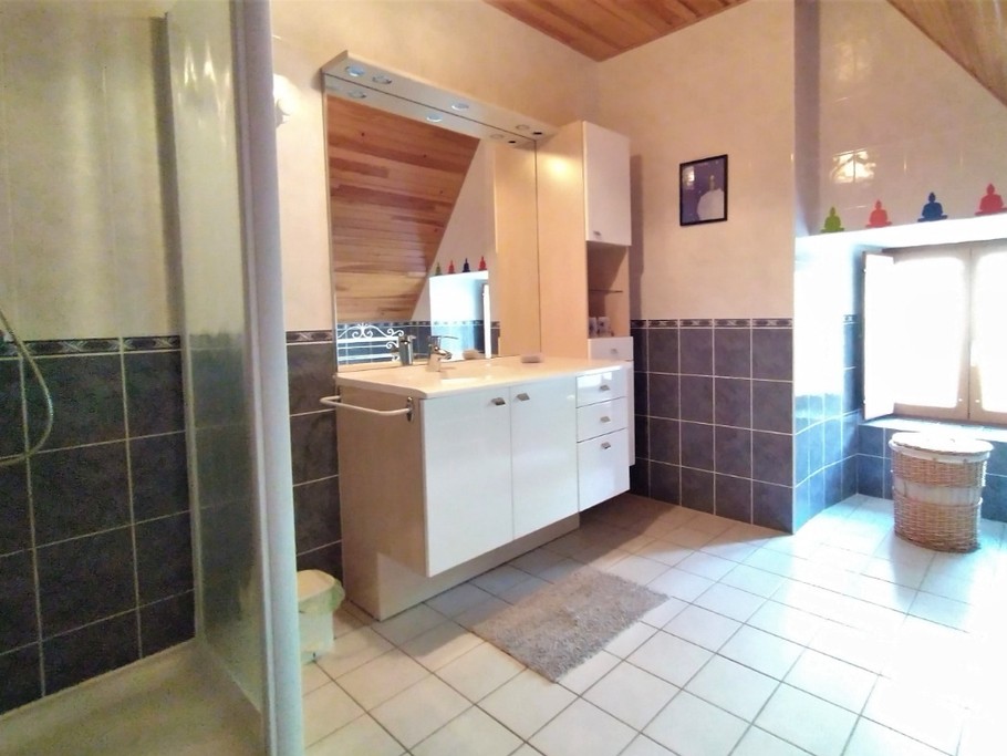 Grande salle de bain avec douche et toilette à l'étage