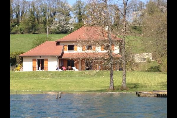maison au bord du lac paladru