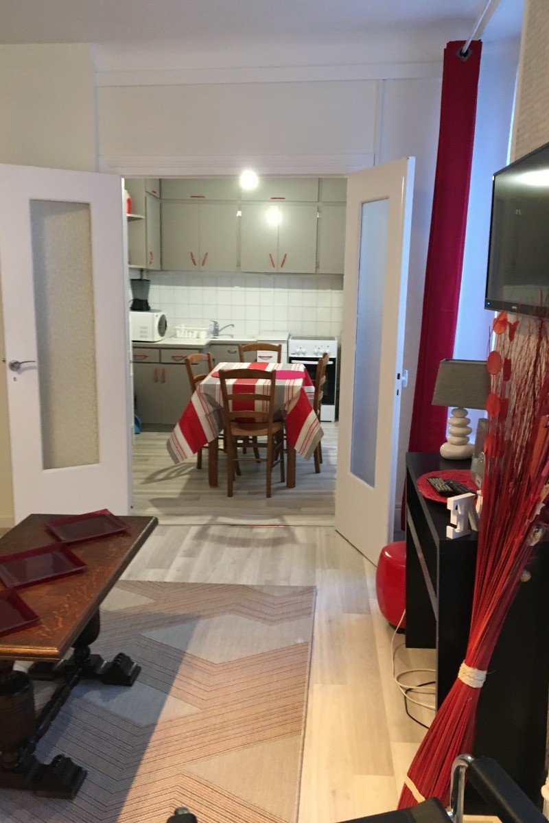 Accès séjour+cuisine en enfilade, pratique, possibilités de déjeuner aussi face à votre télévision