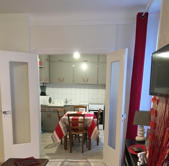 Accès séjour+cuisine en enfilade, pratique, possibilités de déjeuner aussi face à votre télévision