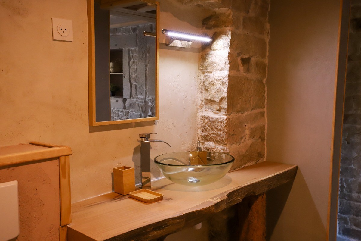 Salle d'eau + wc dans la Chambre Pierre - L'Hôtel Enfoncée Chambres et Table d'hôtes Le Val d'Ajol