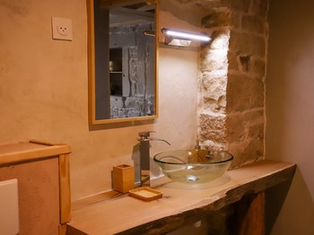 Salle d'eau + wc dans la Chambre Pierre - L'Hôtel Enfoncée Chambres et Table d'hôtes Le Val d'Ajol
