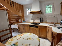 Cuisine ouverte avec équipements modernes, idéale pour préparer des repas en groupe