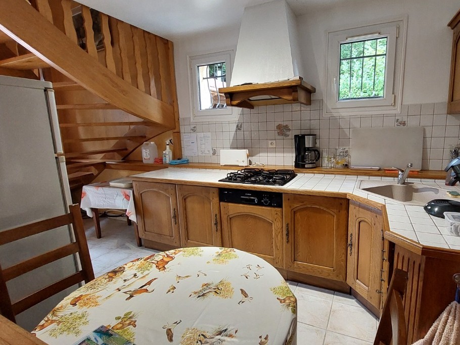 Cuisine ouverte avec équipements modernes, idéale pour préparer des repas en groupe