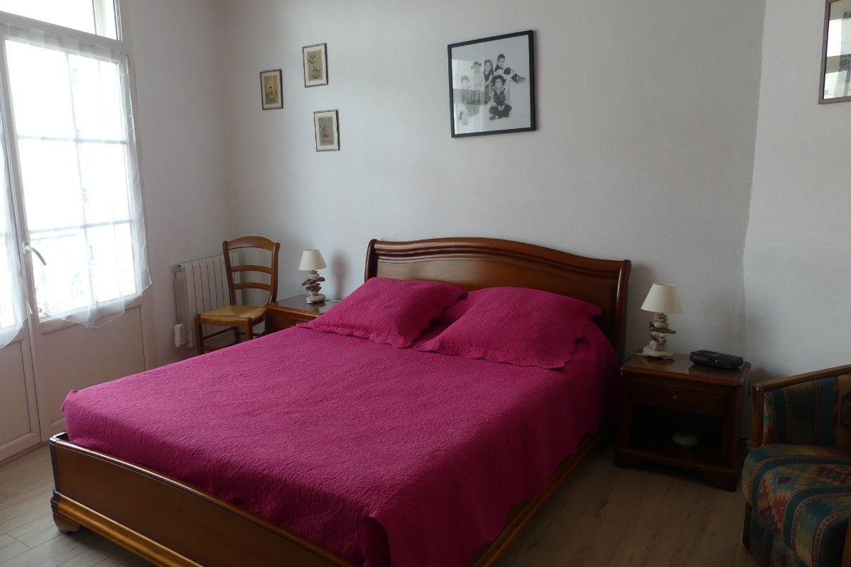 Chambre 1 avec un lit en 160