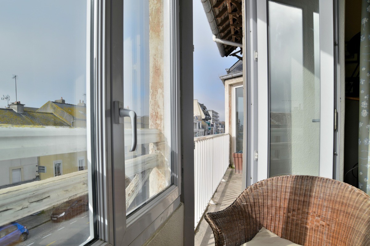 Un balconnet traversant entre les deux bow windows du séjour et du salon.