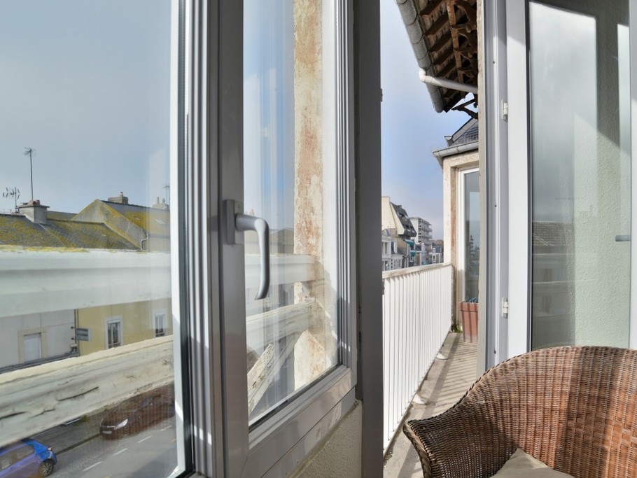 Un balconnet traversant entre les deux bow windows du séjour et du salon.