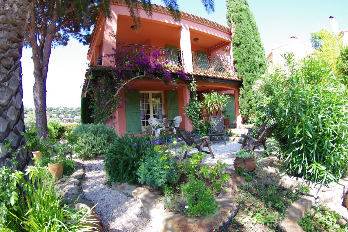 La terrasse vue du jardin
