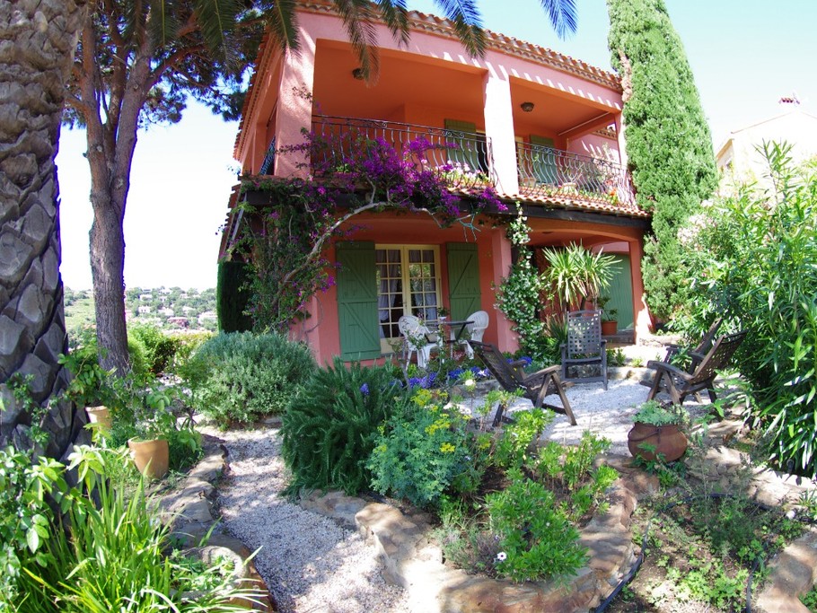 La terrasse vue du jardin