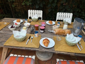 Petit déjeuner dans le jardin aux beaux jours, dans la Maison Gareshé en Charente maritime