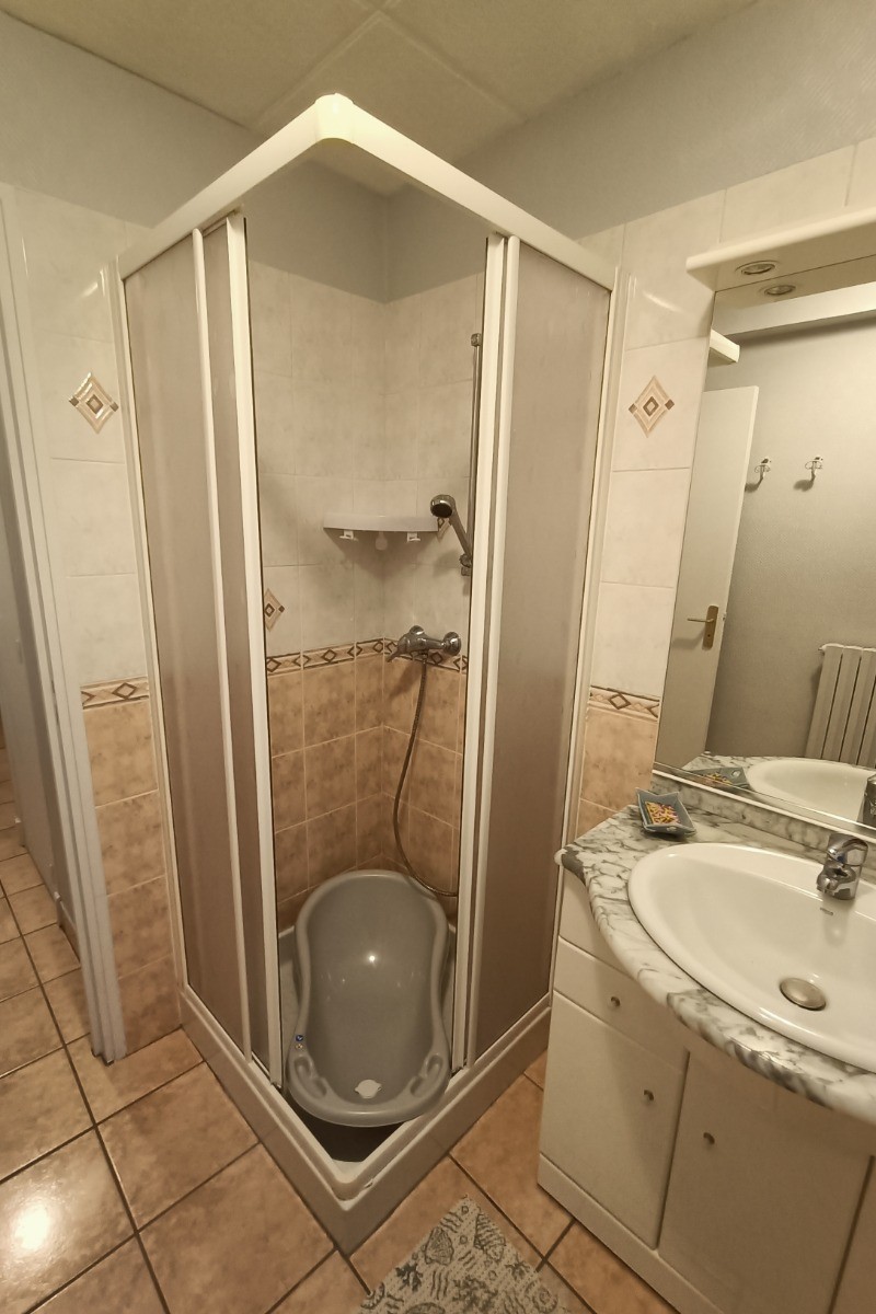 Salle d'eau avec baignoire bébé, maison équipée pour familles Cantal