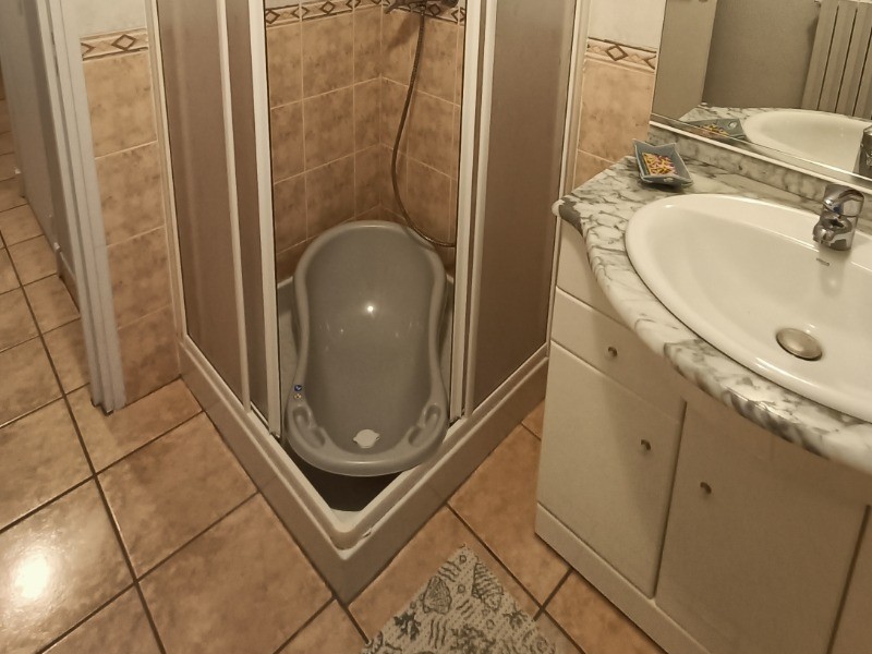 Salle d'eau avec baignoire bébé, maison équipée pour familles Cantal