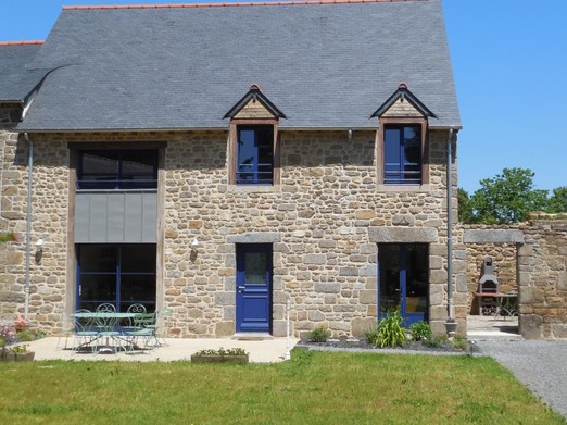 Longère de caractère et patio avec barbecue