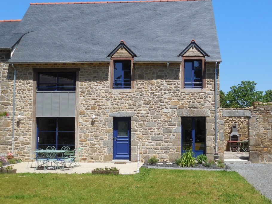 Longère de caractère et patio avec barbecue