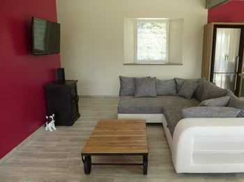 Pièce de vie avec coin salon et TV.