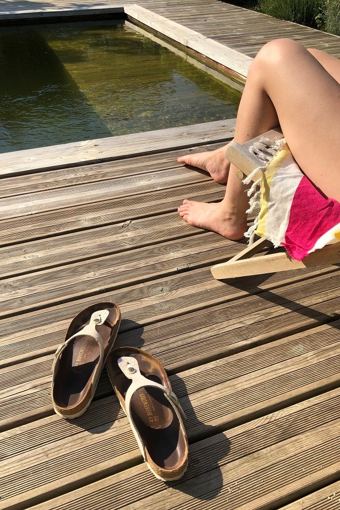 Lecture au bord de la piscine écologique, sans chlore, ni sel.