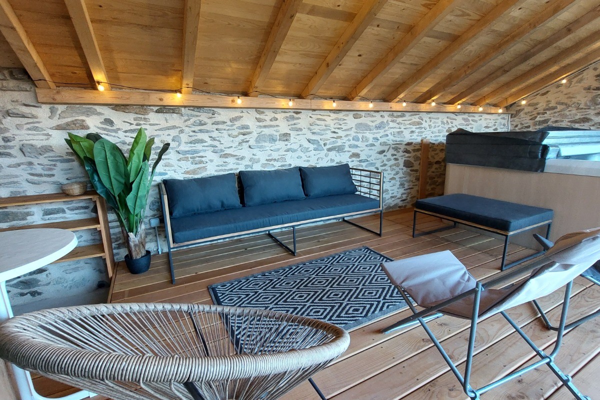 Salon lounge sur la terrasse couverte
avec spa 5 places