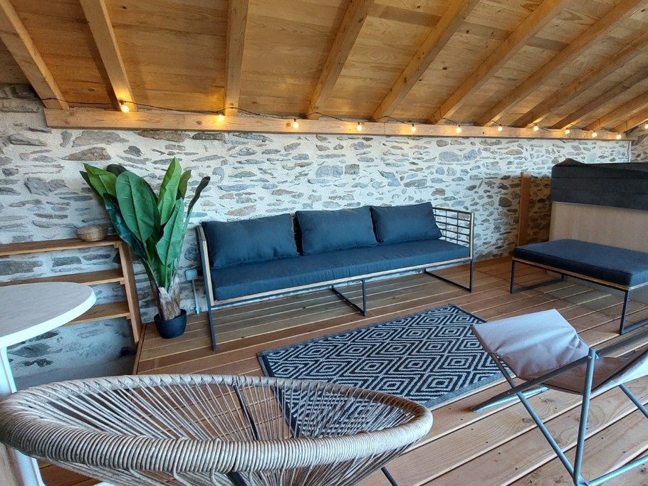 Salon lounge sur la terrasse couverte
avec spa 5 places