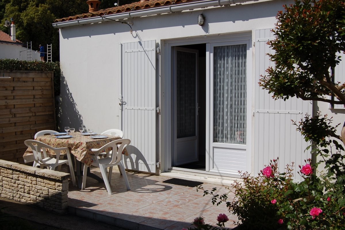 La terrasse pour les repas au soleil