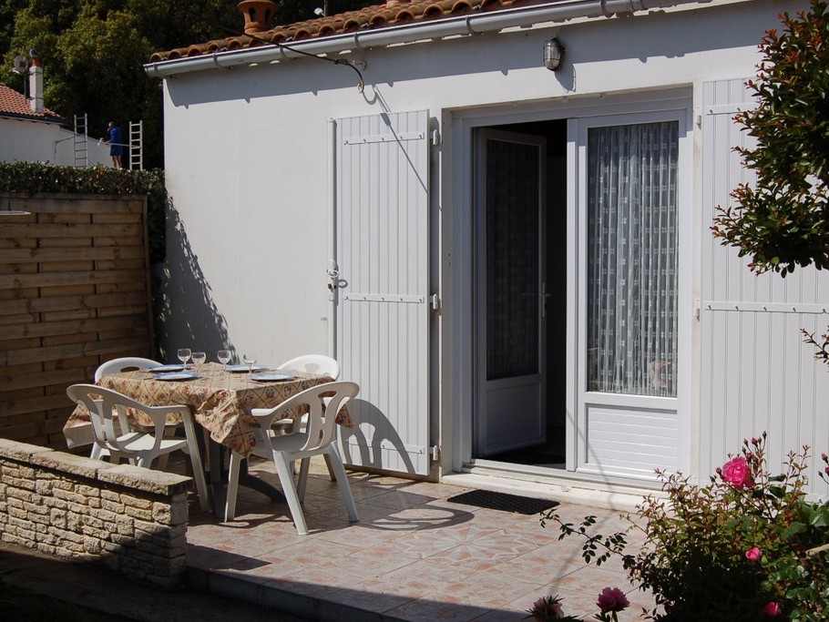 La terrasse pour les repas au soleil
