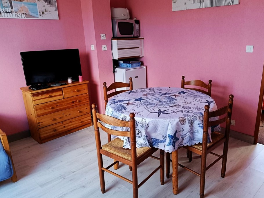 Cuisine avec porte sur chambre