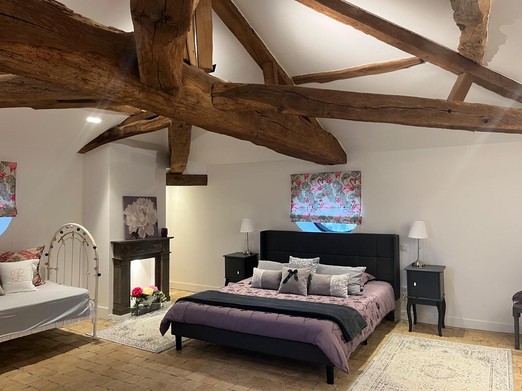 Chambre à l'étage dans l'ancien pigeonnier de la propriété