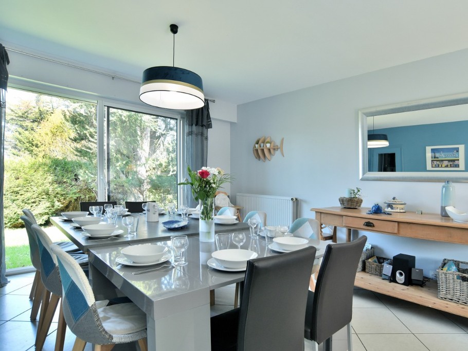 Coin repas disposant d'une grande table carrée à laquelle nous rajoutons une console à rallonge pour permettre 14 couvercles