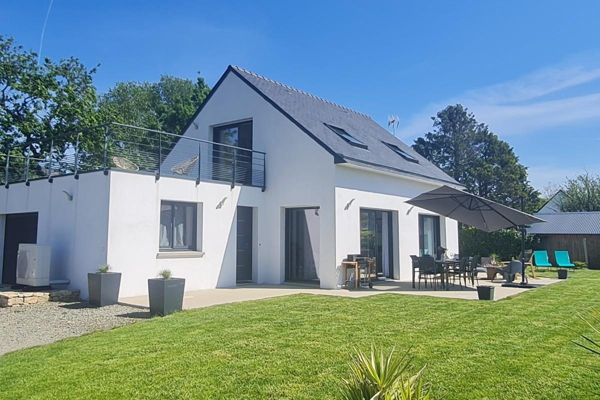 Maison contemporaine avec ses terrasses et son grand jardin