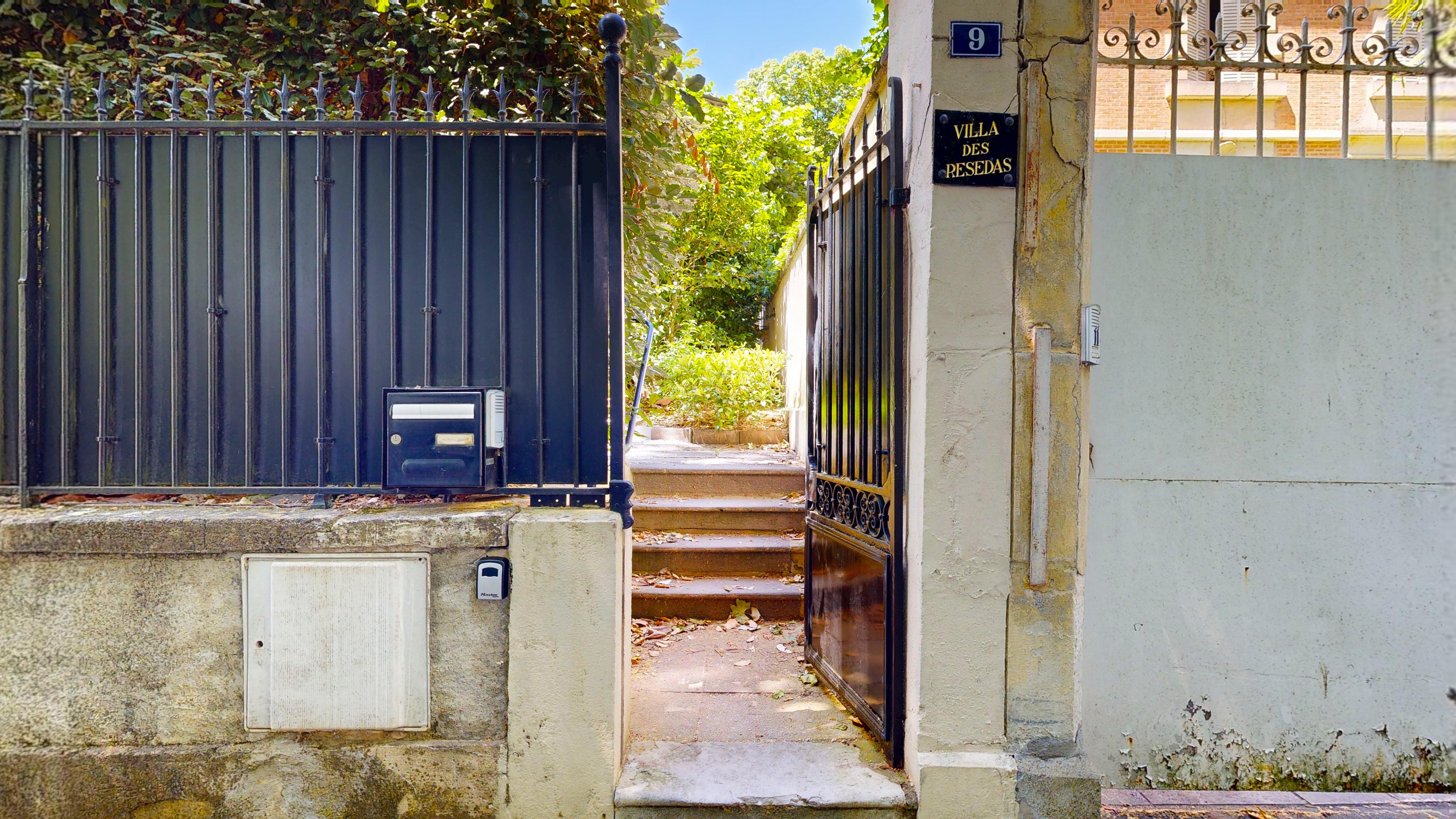 Street gate