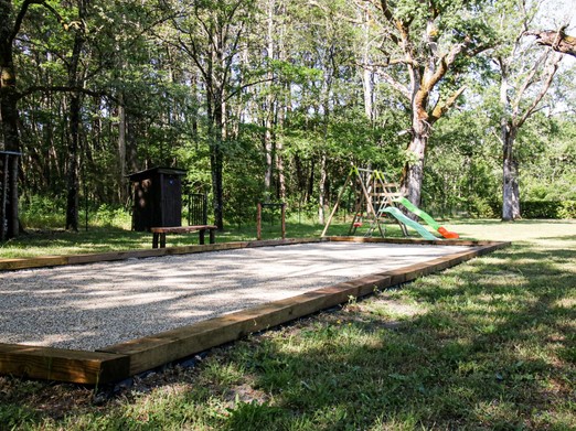 Un terrain de pétanque privée dans le domaine de La Bergerie à St Symphorien, Gironde