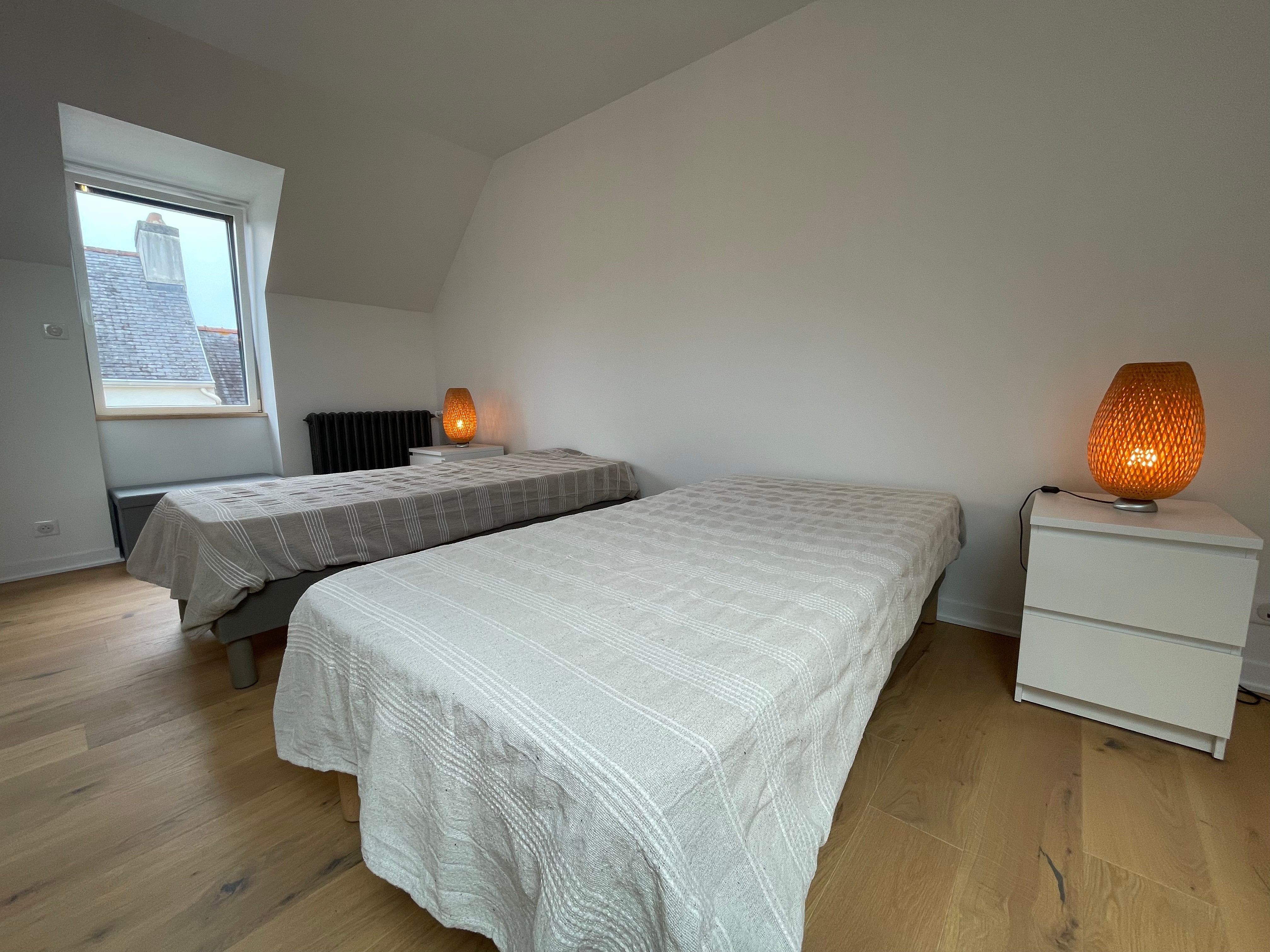 Mezzanine: 2 single beds (90)