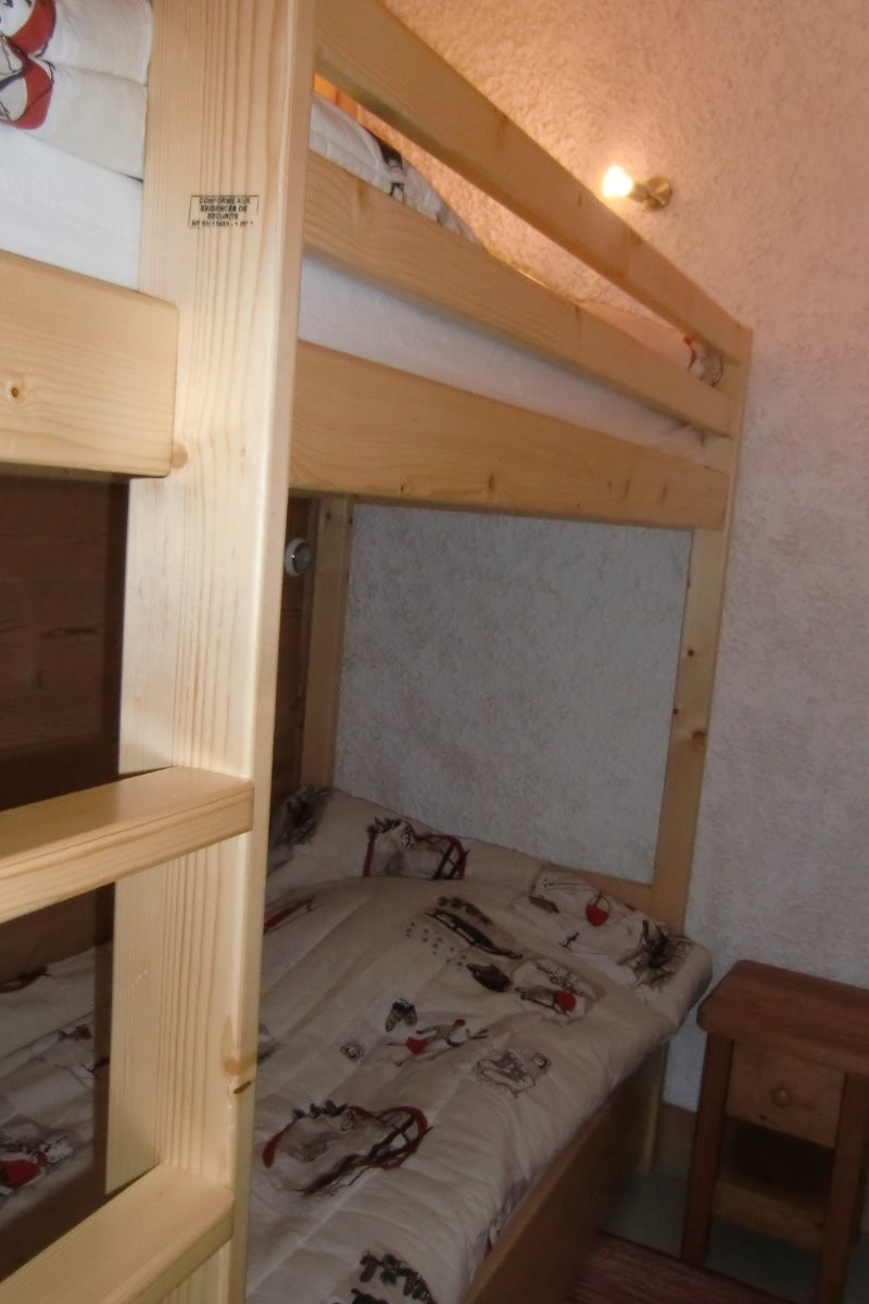Coin cabine
