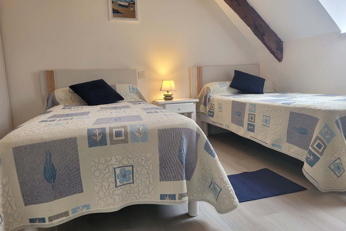 Location, La longère, Armelle Lec'hvien, Ploubazlanec, chambre de l'étage 2 lits de 90