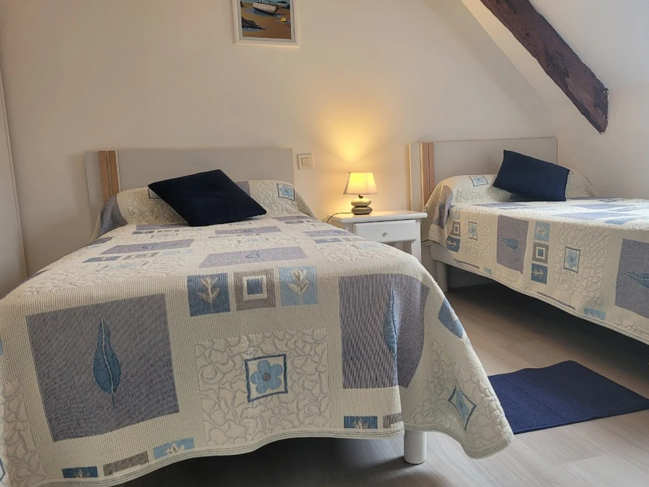 Location, La longère, Armelle Lec'hvien, Ploubazlanec, chambre de l'étage 2 lits de 90