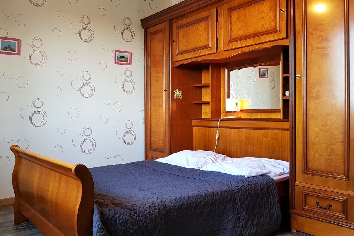 Chambre pour 2 personnes (lit 140 x 190 cm) à l'étage. Coin bureau.
Crédits photo : Clévacances Ille-et-Vilaine