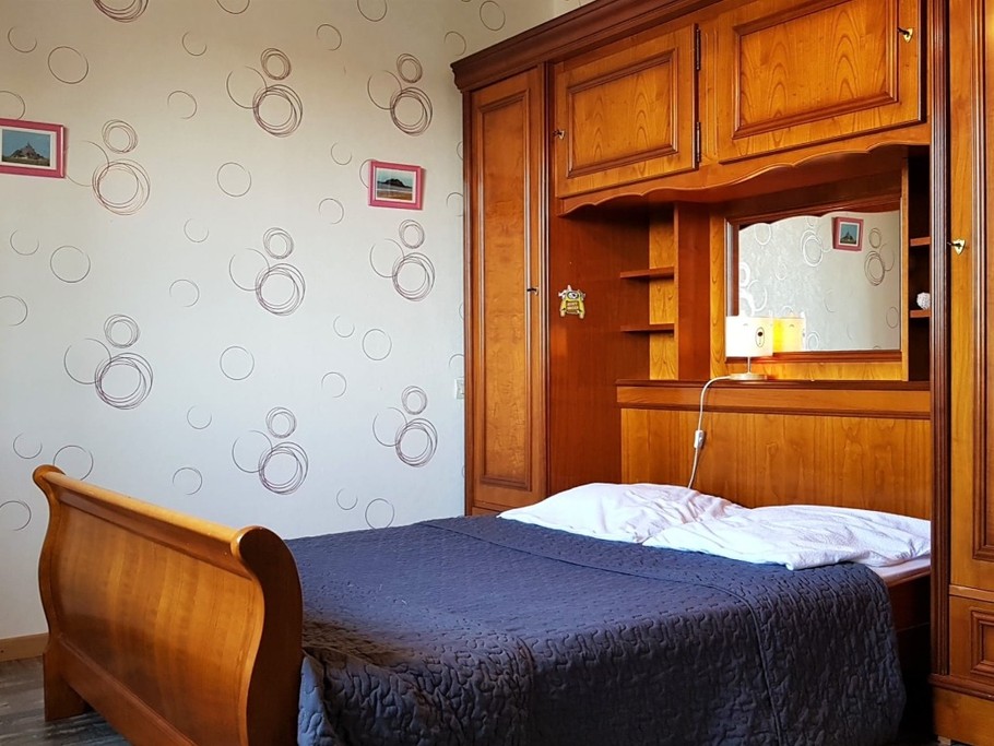 Chambre pour 2 personnes (lit 140 x 190 cm) à l'étage. Coin bureau.
Crédits photo : Clévacances Ille-et-Vilaine