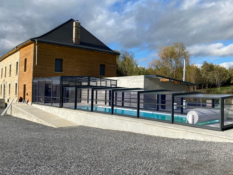 Le gîte et sa piscine