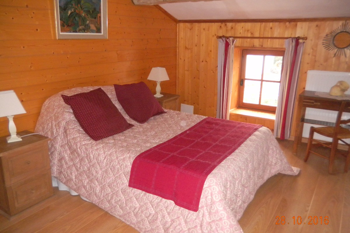 chambre du milieu très agréable, possède un lit de 90 en plus servant de divan