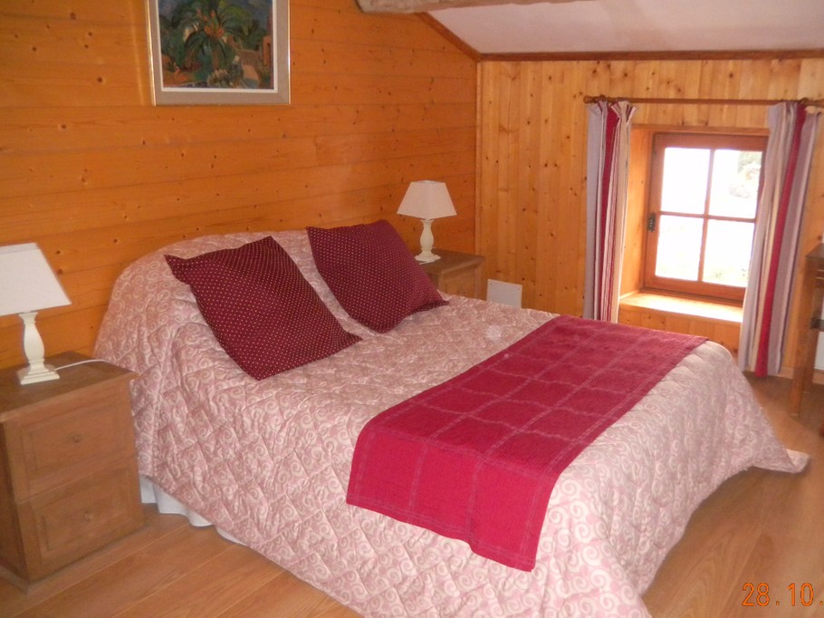 chambre du milieu très agréable, possède un lit de 90 en plus servant de divan